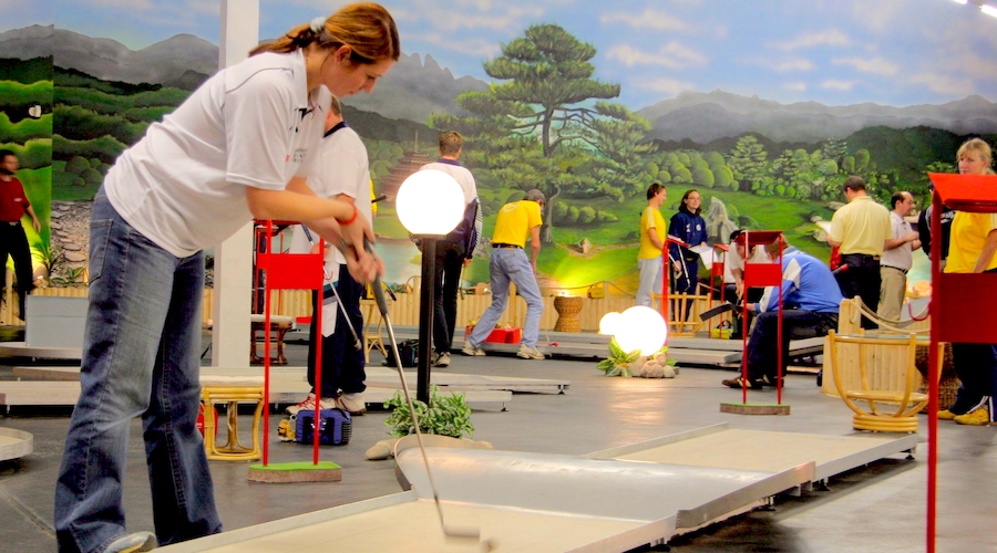 Auf dem Foto die Indoor Minigolf Anlage in der Sport Oase in Salzburg. Auf dieser Minigolf Anlage werden auch offizielle Meisterschaften gespielt.